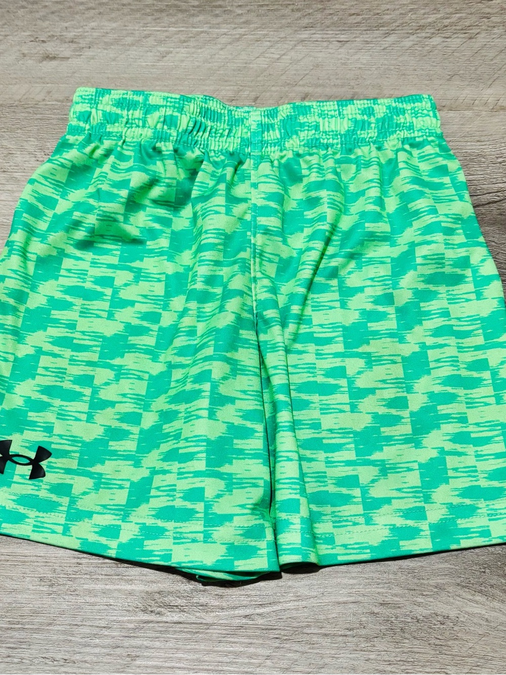 Under Armour Neon Green Patterned Athletic Black Logo Shorts Boys size 4
